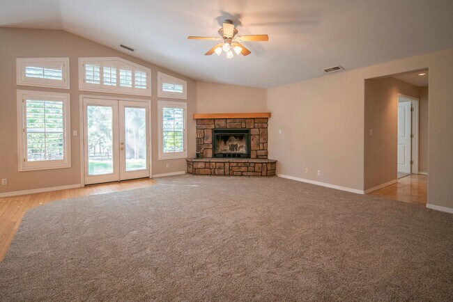 Building Photo - Beautiful Walnut Ridge Home!