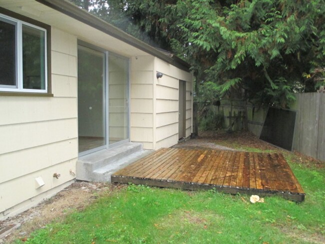 Building Photo - Edmonds Pine Park Tri-Level