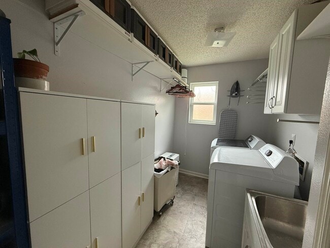 Building Photo - 2306 W Indianhead Dr