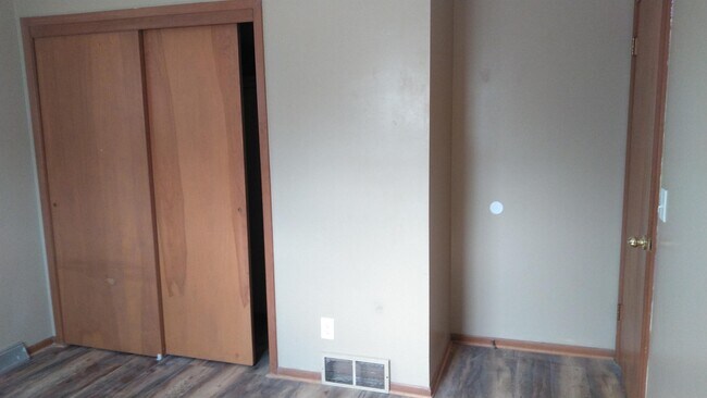 Building Photo - 1915 E Dodge St