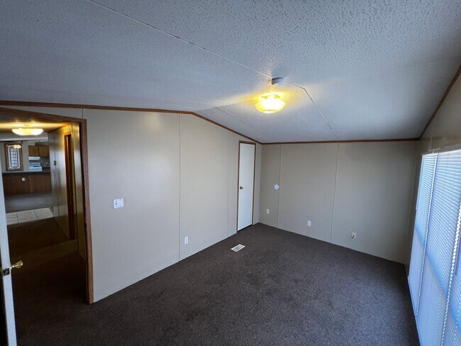 Building Photo - 3 Bedroom-2Bath located near CAFB