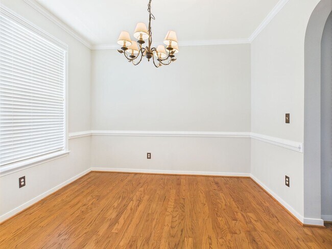 Building Photo - Charming 5-Bedroom 2.5 Bathroom Home locat...