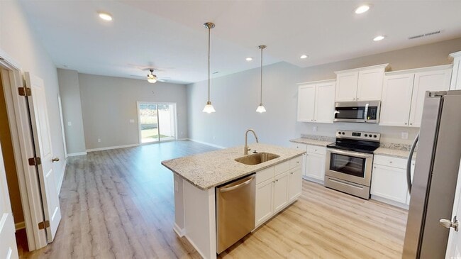 Building Photo - 13 Racquet Club Dr