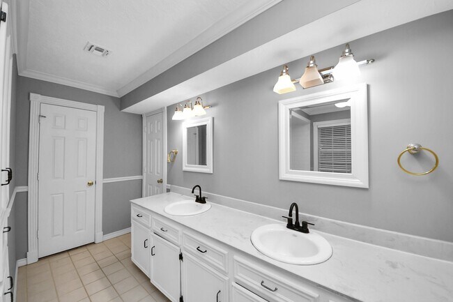 Building Photo - 1719 Saddlecreek Dr