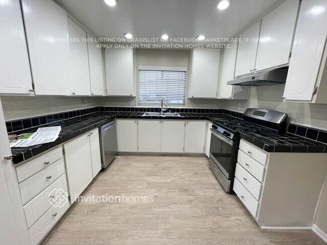 Building Photo - 1217 E Radbard St