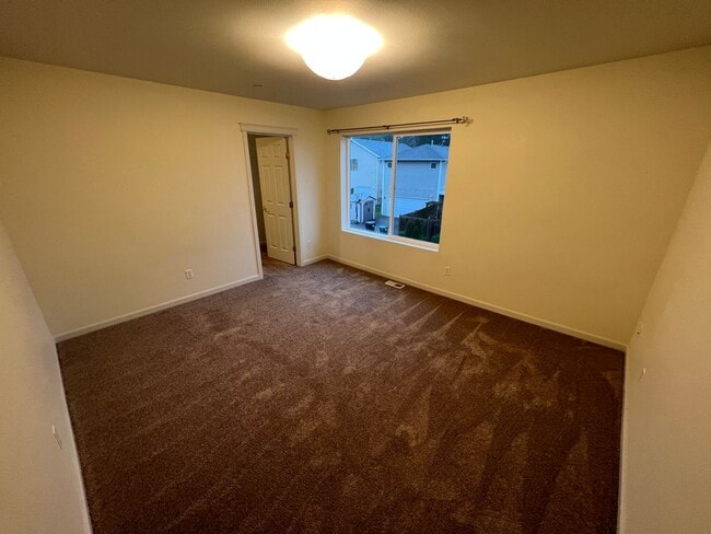 Building Photo - 3 Bedroom DuPont Home with Loft