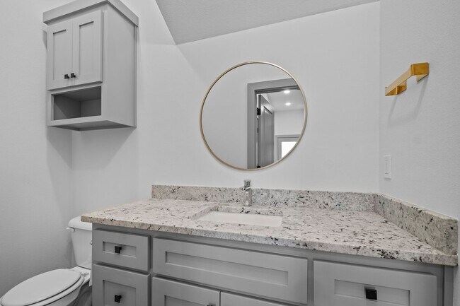 Building Photo - Duncan St Duplex