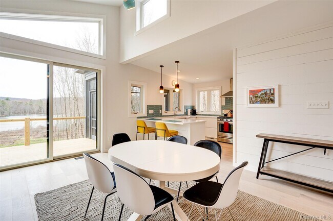 Building Photo - 90 Meadow Ln