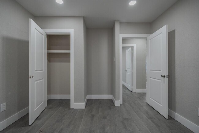Building Photo - 2127 Strawberry Rd