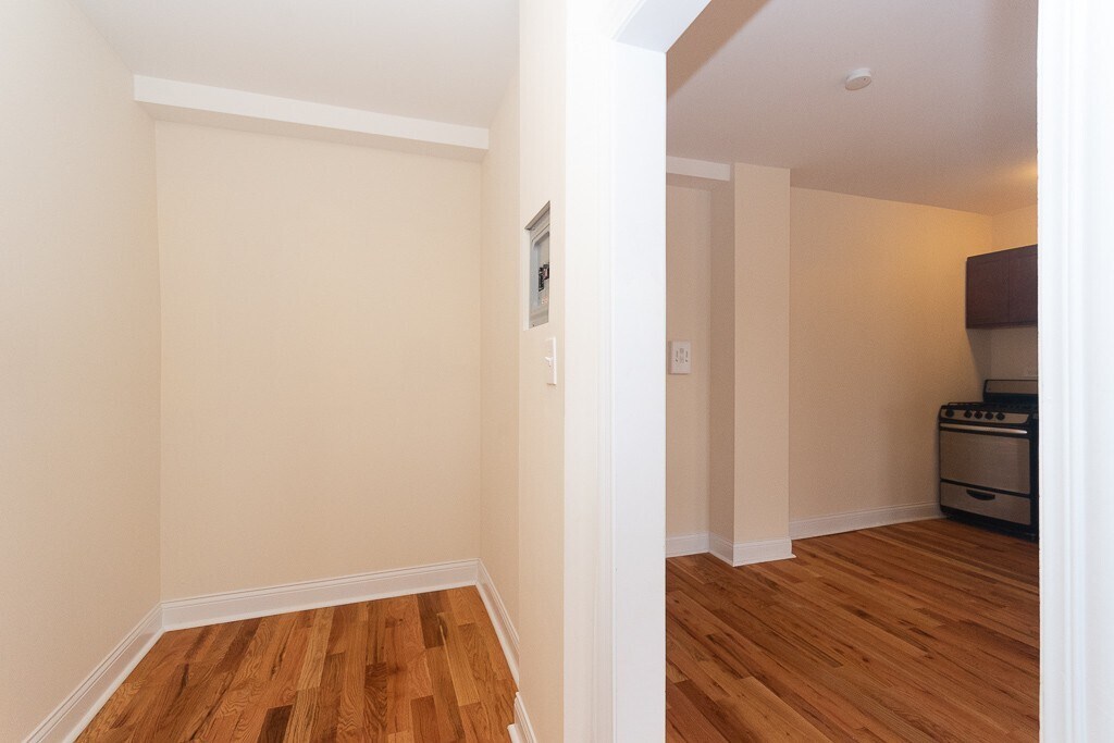 Building Photo - 821 W Diversey Pkwy