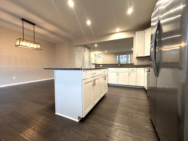Building Photo - Beautiful 3 Bed Townhome in Eagle Lake Sub...