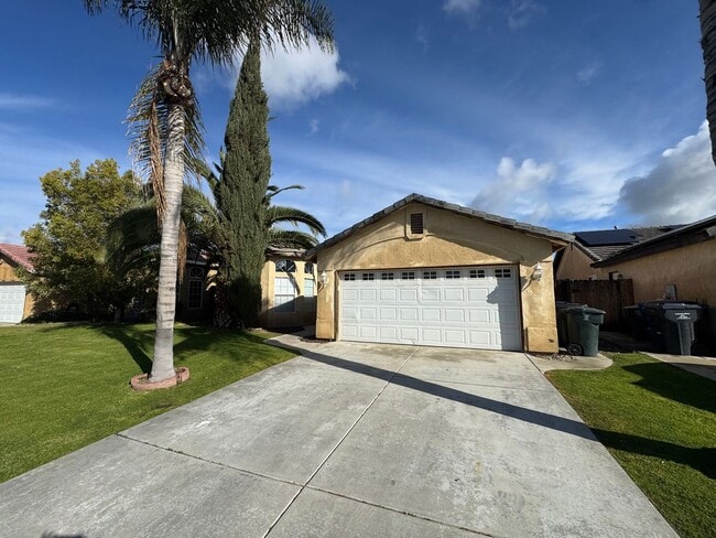 Building Photo - Spacious Northwest Bakersfield Home!