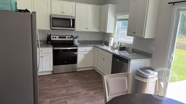 Building Photo - RATE DROP ALERT (was $2240/month) and SUMM...