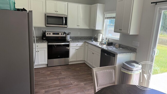 Building Photo - RATE DROP ALERT! (was $2240/month)