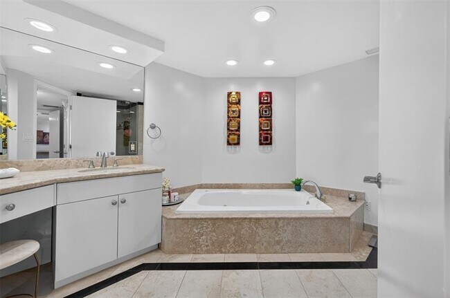 Building Photo - 2100 S Ocean Ln