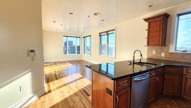 Primary Photo - 1000 West St