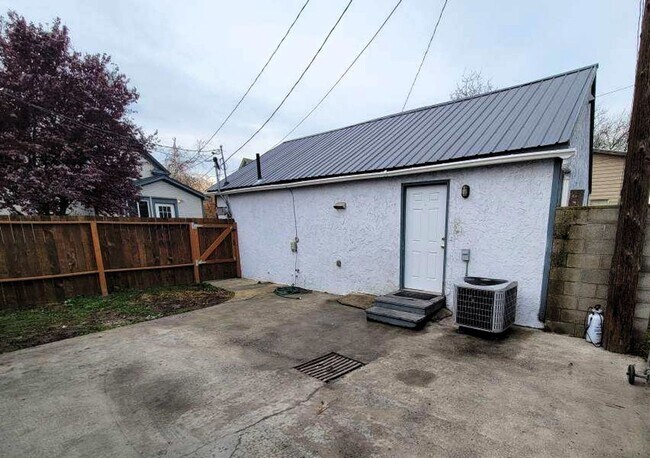Building Photo - APPROVED APPLICATION* Charming 3 Bedroom Cottage with Private Patio in Lewiston, ID