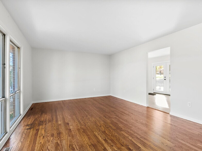 Building Photo - 51 W Chapel Rd