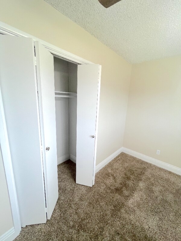 Building Photo - 831 S Oaks Ave