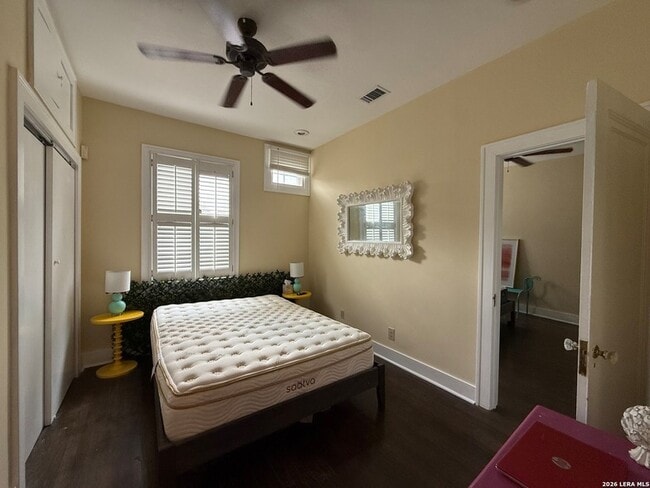 Building Photo - 402 W Elsmere Pl