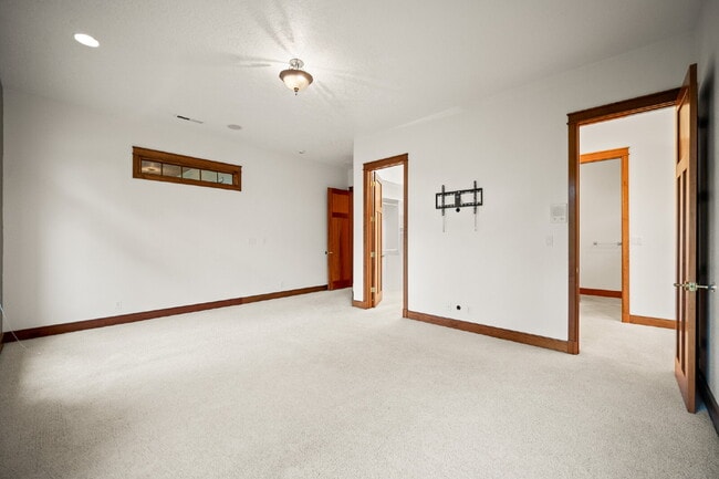 Building Photo - "Spacious 4-Bedroom, 4.5 Bathroom 4792 sq. ft. Retreat with Scenic Views and Cozy Fireplace in St...