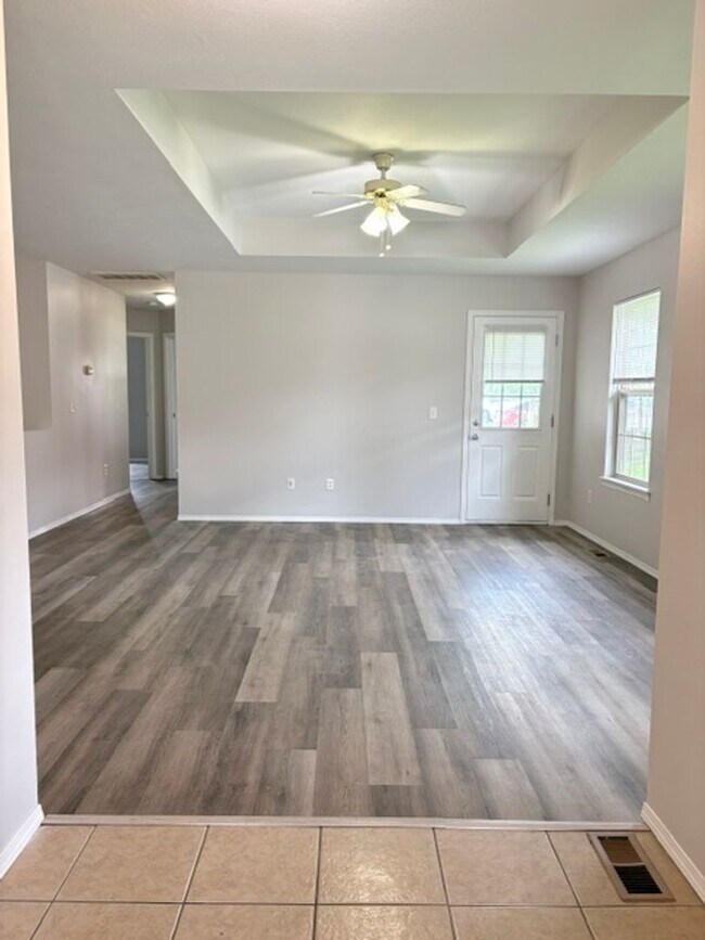 Building Photo - Ozark~ 4 bedroom walkout basement duplex for rent!