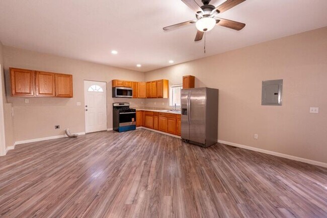 Building Photo - 2 Bed Home walking distance to College and...