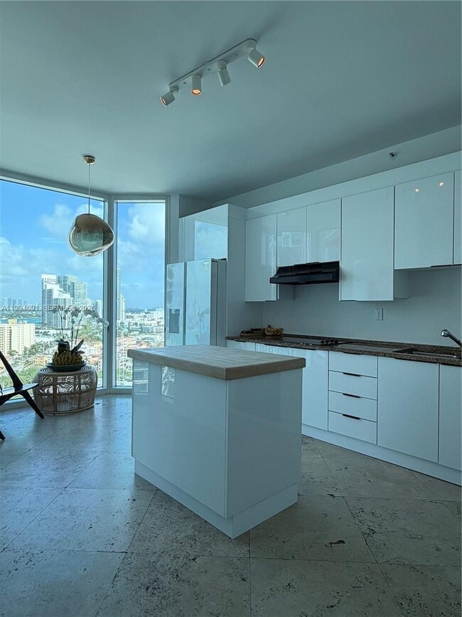 Building Photo - 300 South Pointe Dr