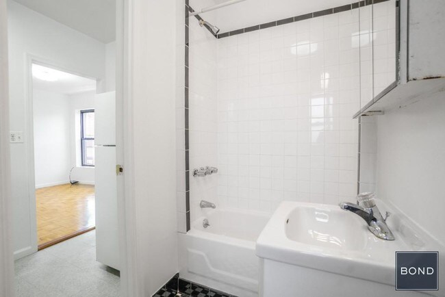 Building Photo - 164 Mott St