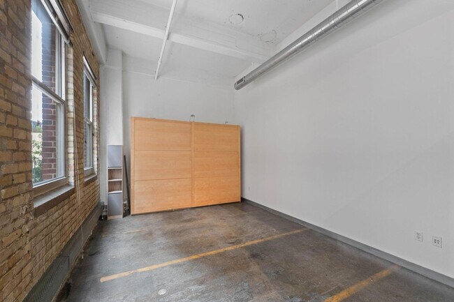 Building Photo - 700 N Washington Ave