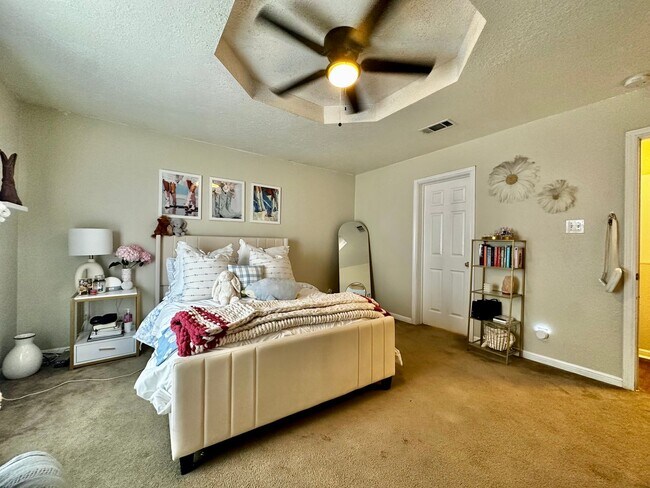 Building Photo - Spacious 4/2 Walking Distance to Campus & ...