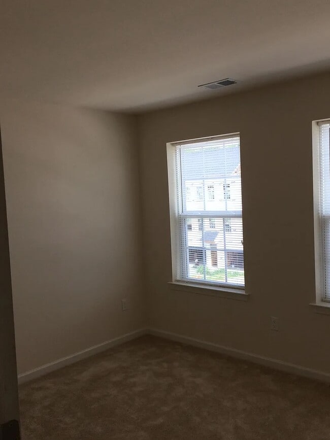 Building Photo - 535 Liam Pl