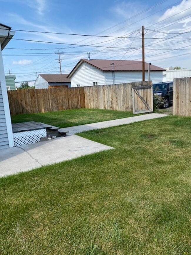 Building Photo - 27 8th Ave W