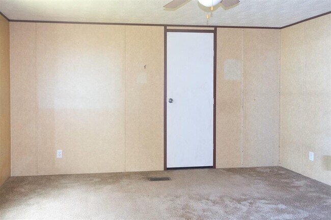 Building Photo - 8916 Lakeside Dr