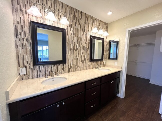 Building Photo - Spacious End Unit Home with 2 Master Suite...