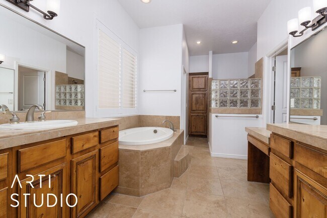 Building Photo - Beautiful 2-bedroom 2-bathroom and 2-car garage located in a gated community