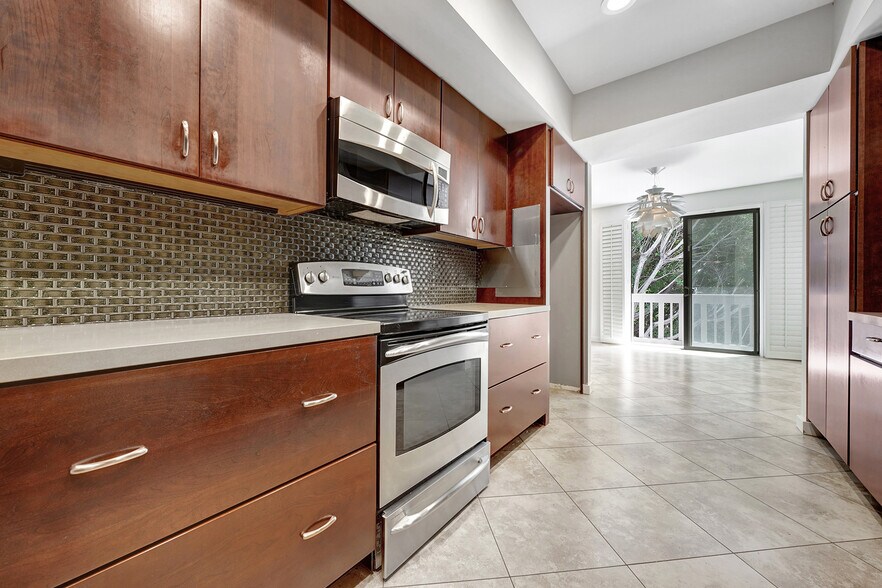 Building Photo - 8871 Burton Way