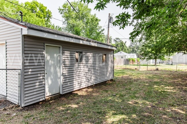 Building Photo - 2 Bedroom / 1 Bathroom GEM! | Near Offutt ...