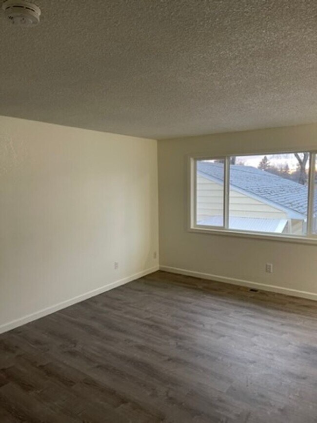 Building Photo - 4 Bedroom Duplex