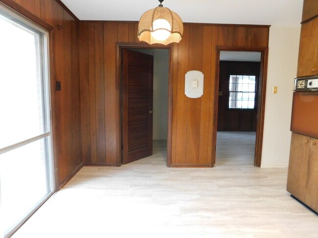 Building Photo - Convenience and charm