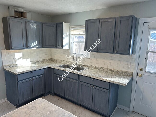 Building Photo - 205 E Tierra Blanca Rd
