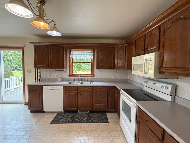 Building Photo - 1695 Louser Rd