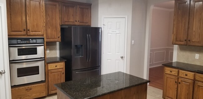 Building Photo - 619 Rolling Hills Dr