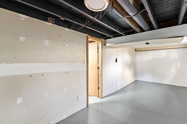 Building Photo - Section 8 Opportunity! 3 bedroom 1 bath | ...