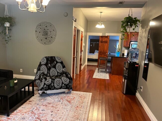 Building Photo - Charming 2-Bed, 2-Bath Main-Floor Home in Indianapolis