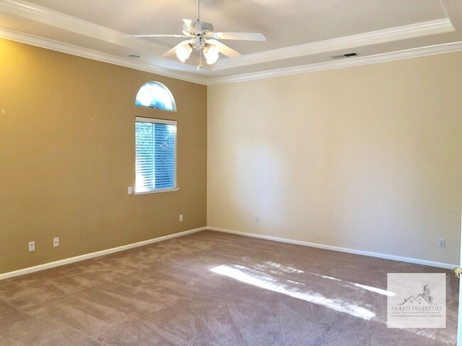 Building Photo - Spacious Four Bedroom Home in Clovis North...