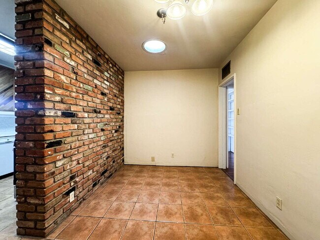 Building Photo - 1109 S 8th Ave