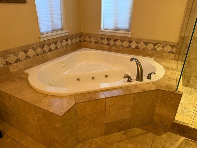 Building Photo - Spacious 4 Bed, 3 Bath Home - Terrango Glen