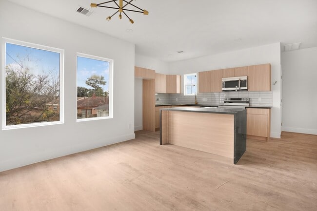 Building Photo - 2419 Rosewood St