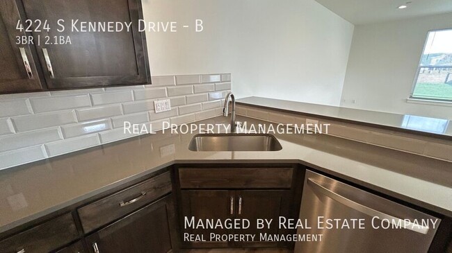 Building Photo - 4224 S Kennedy Dr